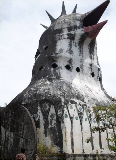 Jedinstveni dizajn napuštene "pileće crkve" na otoku Java