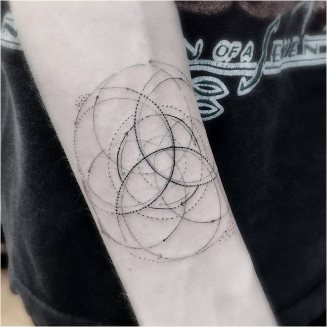 Geometrijske tetovaže s apstraktnim uzorkom dr. Vu