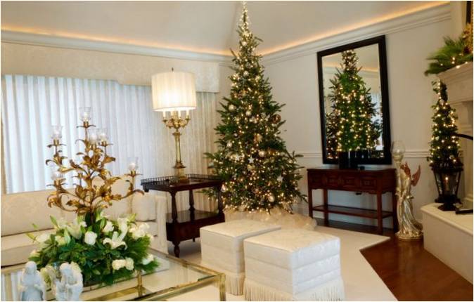 Veliko i lijepo božićno drvce